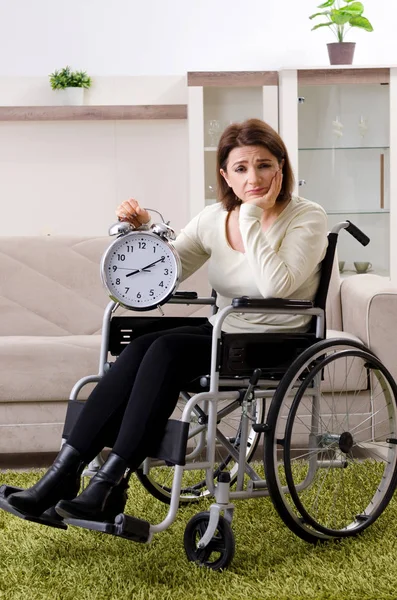 Mulher em cadeira de rodas em casa — Fotografia de Stock