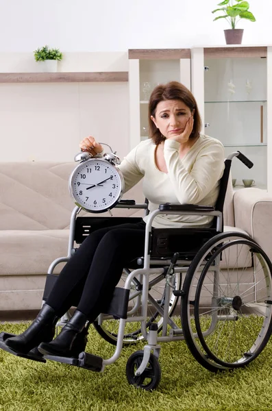 Femme en fauteuil roulant à la maison — Photo