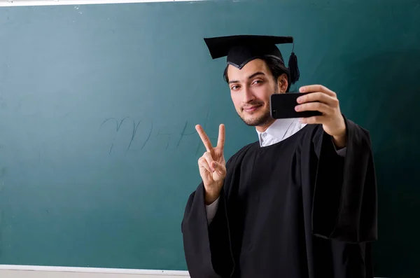 Studente laureato di fronte a bordo verde — Foto Stock