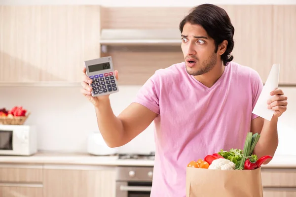 Giovane bell'uomo con verdure in cucina — Foto Stock