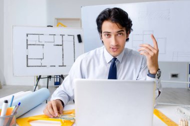 Projede çalışan genç yakışıklı mimar 