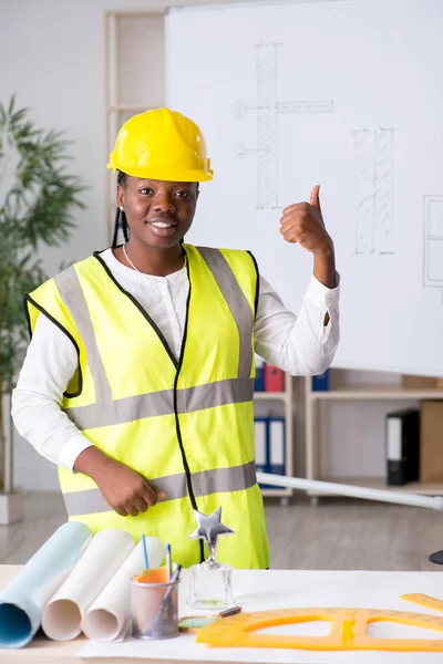 Jovem arquiteto negro trabalhando no projeto — Fotografia de Stock