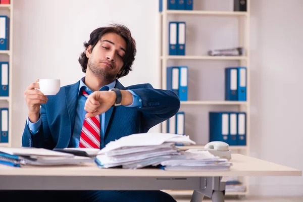 Joven hombre de negocios guapo sentado en la oficina —  Fotos de Stock