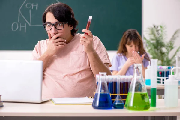 Due studenti di chimica in classe — Foto Stock