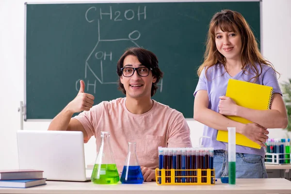 Dos estudiantes de química en el aula —  Fotos de Stock