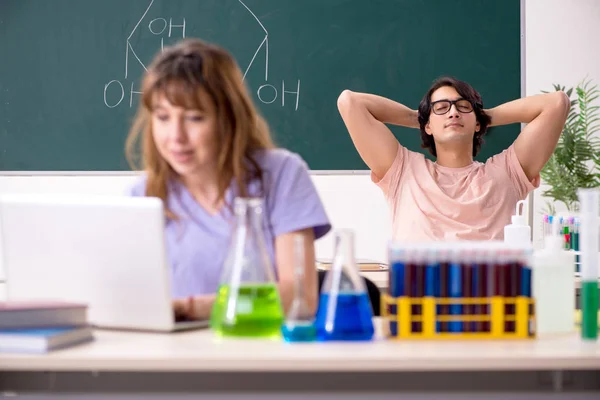 Dwóch chemików studentów w klasie — Zdjęcie stockowe