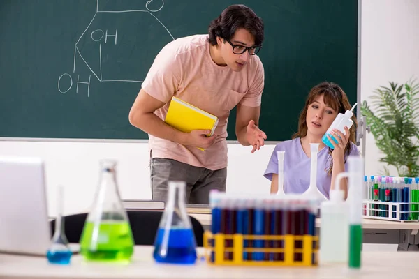 Dois estudantes de química em sala de aula — Fotografia de Stock