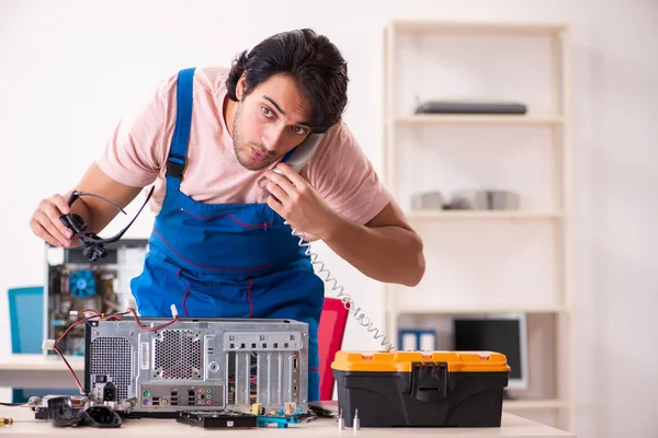 Jeune entrepreneur masculin réparer l'ordinateur — Photo