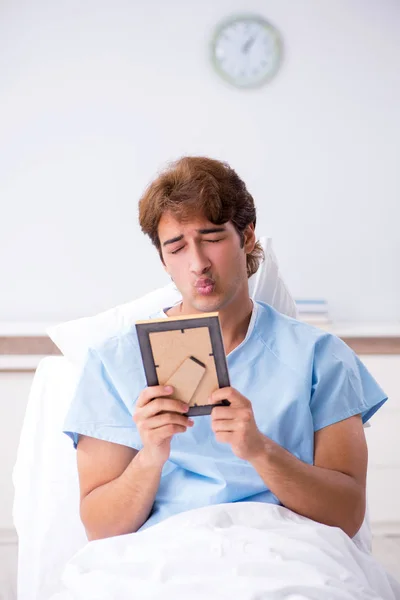 Jeune homme couché sur le canapé à l'hôpital — Photo