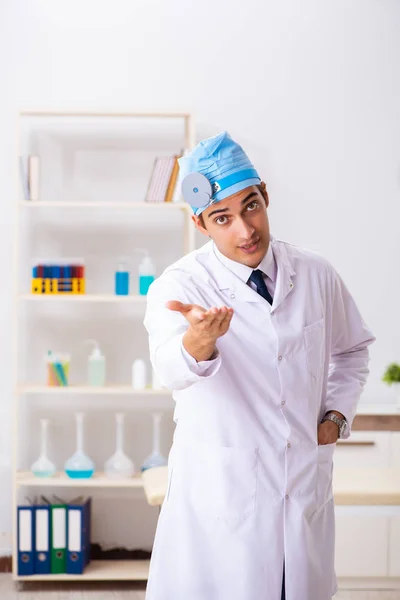 Jeune homme médecin otolaryngologue travaillant à l'hôpital — Photo