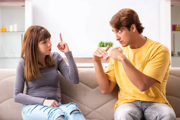 Mujer y hombre aprendiendo lenguaje de señas —  Fotos de Stock