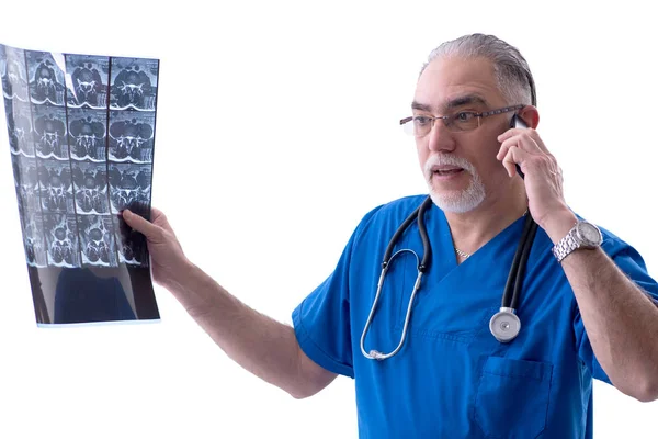 White Brodaty stary lekarz radiolog pracy w klinice — Zdjęcie stockowe