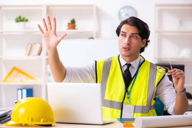 Ofiste çalışan erkek inşaat mühendisi 