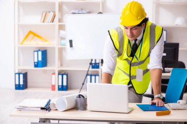 Ofiste çalışan erkek inşaat mühendisi 