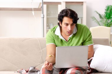 Genç adam evde acı çekiyor. 