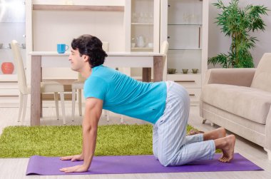 Yakışıklı delikanlı sabah egzersizleri yapıyor 