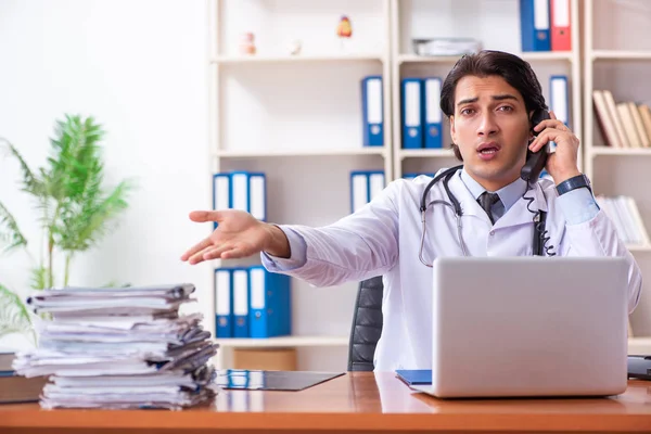 Jeune beau médecin travaillant à la clinique — Photo