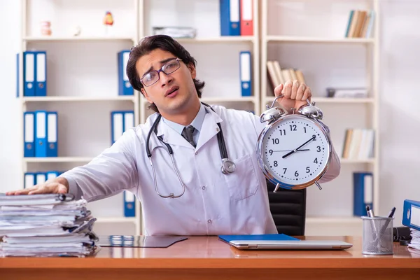 Joven médico guapo que trabaja en la clínica —  Fotos de Stock