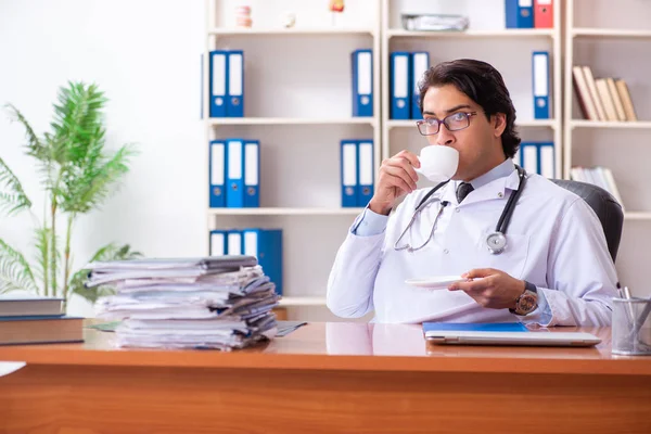 Klinikte çalışan yakışıklı genç bir doktor. — Stok fotoğraf