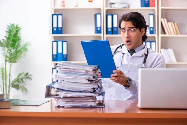 Ung stilig läkare som arbetar på kliniken — Stockfoto