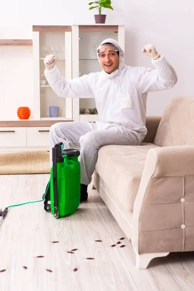 Joven contratista profesional haciendo control de plagas en piso —  Fotos de Stock