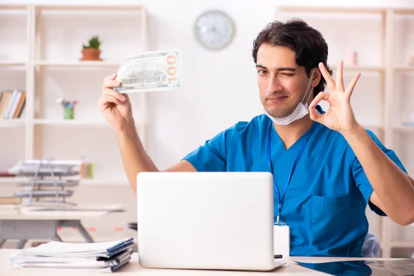 Jung hübsch doktor working im die klinik — Stockfoto