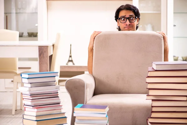 Étudiant masculin avec de nombreux livres à la maison — Photo