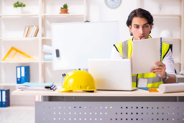 Mannelijke bouw ingenieur werken op kantoor — Stockfoto