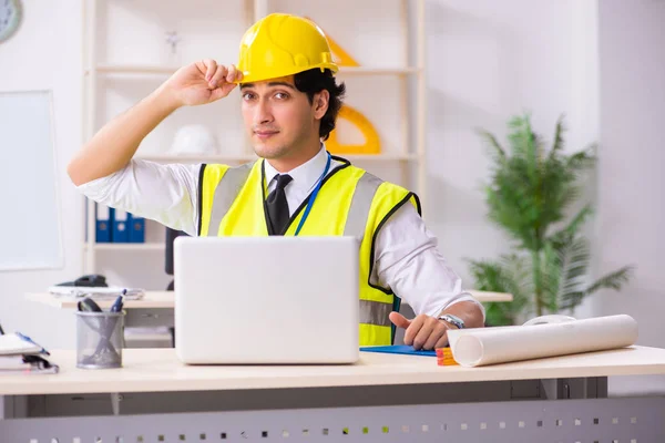 Ingeniero de construcción masculino trabajando en la oficina —  Fotos de Stock