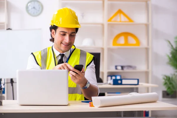Male construction engineer working in the office — Stock Photo, Image