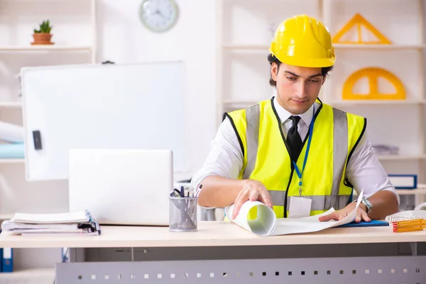 Ingeniero de construcción masculino trabajando en la oficina — Foto de Stock