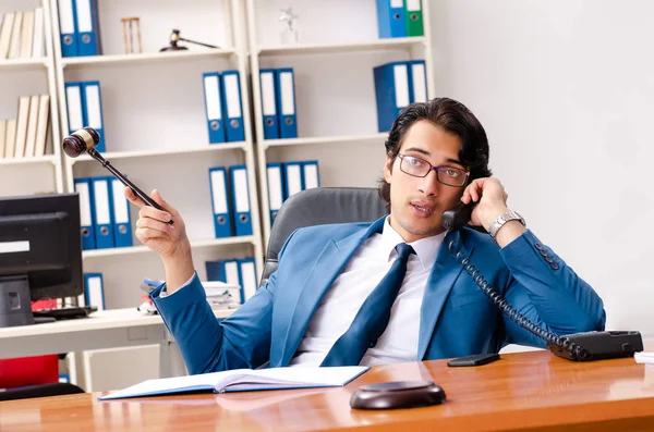 Juez guapo joven sentado en la sala del tribunal — Foto de Stock