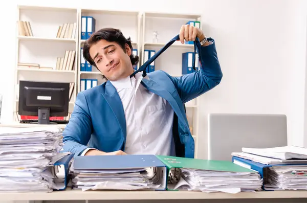 Joven empleado ocupado guapo sentado en la oficina —  Fotos de Stock