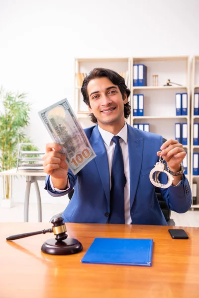 Juez guapo joven sentado en la sala del tribunal — Foto de Stock