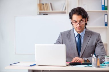 Bütçe planlama konseptinde genç yakışıklı işadamı 