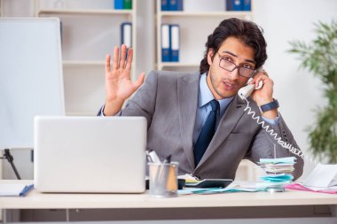 Bütçe planlama konseptinde genç yakışıklı işadamı 