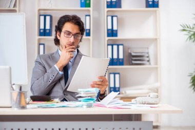 Bütçe planlama konseptinde genç yakışıklı işadamı 