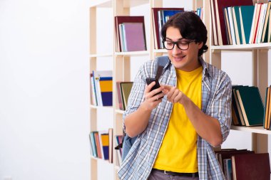 Erkek öğrenci kütüphanede sınava hazırlanıyor 