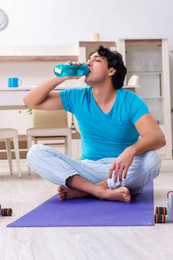 Yakışıklı delikanlı sabah egzersizleri yapıyor 