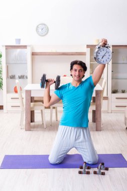 Yakışıklı delikanlı sabah egzersizleri yapıyor 