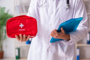 İlk yardım çantası ile erkek doktor 