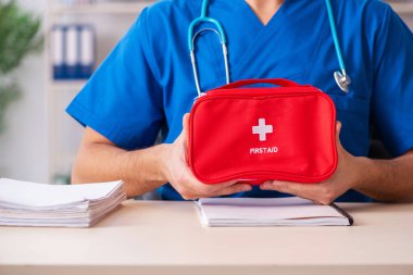 İlk yardım çantası ile erkek doktor 