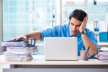 Ofisteki aşırı işten memnun olmayan yakışıklı bir iş adamı. 