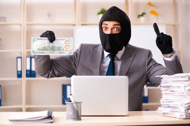 Erkek gangster ofisten bilgi çalıyor. 