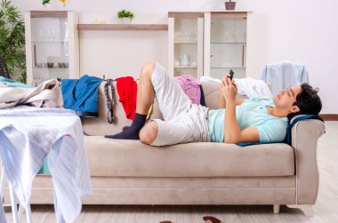 Genç adam koca evde Ütü 