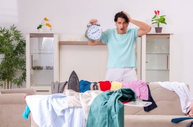 Genç adam koca evde Ütü 