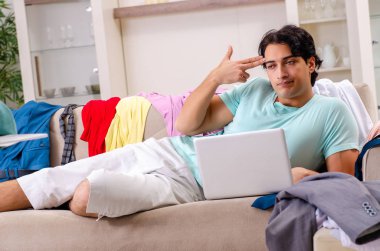 Genç adam koca evde Ütü 