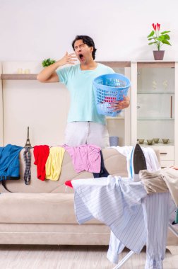 Genç adam koca evde Ütü 