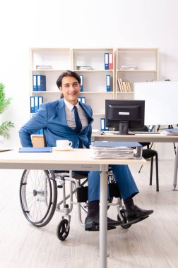 Ofiste çalışan tekerlekli sandalyede erkek çalışan 