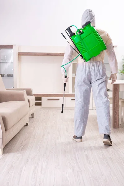 Pest control contractor working in the flat — Stock Photo, Image